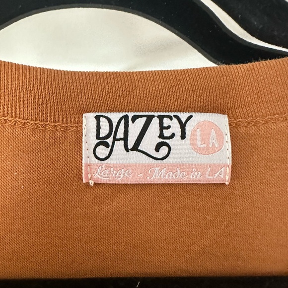 LA Brand Dazey LA leopard print tee - Picture 2 of 3